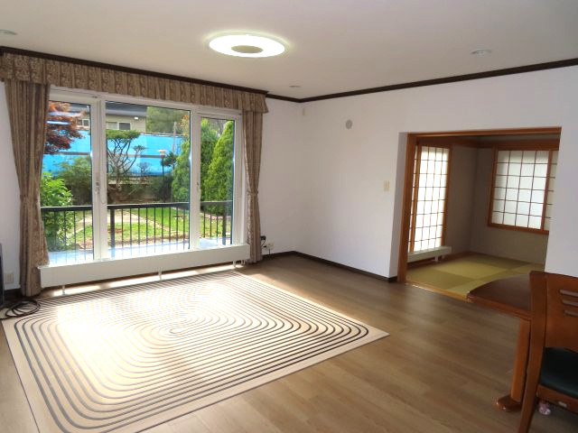 【居間・リビング】 | 網走市字二ツ岩１８番地１７、１８番地４８　中古売家 外土地１筆　 | 床暖があります。