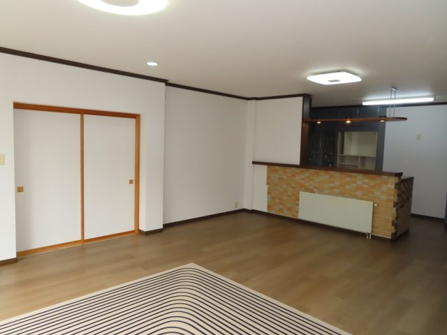 【居間・リビング】 | 網走市字二ツ岩１８番地１７、１８番地４８　中古売家 外土地１筆　