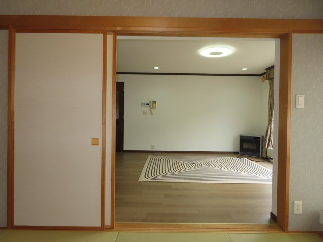 網走市字二ツ岩１８番地１７、１８番地４８　中古売家 外土地１筆　の居間・リビング|6帖和室側から見たリビングです。