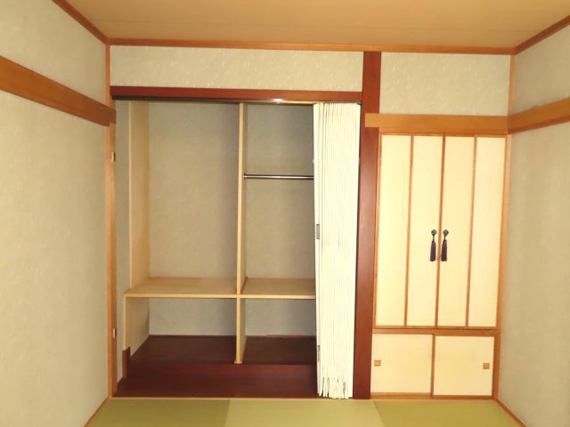 【収納】 | 網走市字二ツ岩１８番地１７、１８番地４８　中古売家 外土地１筆　 | １階和室の収納には床の間と仏間があります。