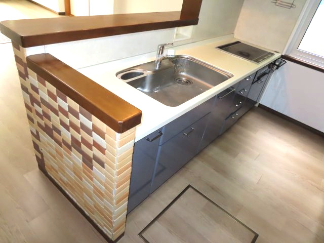 【キッチン】 | 網走市字二ツ岩１８番地１７、１８番地４８　中古売家 外土地１筆　 | キッチンのシンクは広めで、コンロはIH式です。