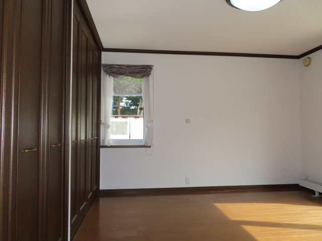 【洋室】 | 網走市字二ツ岩１８番地１７、１８番地４８　中古売家 外土地１筆　 | 1階8帖洋室です。