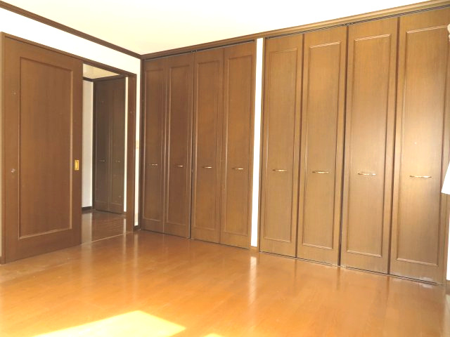 【洋室】 | 網走市字二ツ岩１８番地１７、１８番地４８　中古売家 外土地１筆　 | 1階8帖洋室です。大容量のクローゼットがあります。