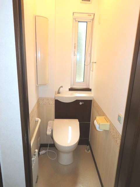 網走市字二ツ岩１８番地１７、１８番地４８　中古売家 外土地１筆　のトイレ|１階トイレはパネルヒーターと手洗いが付いてます。