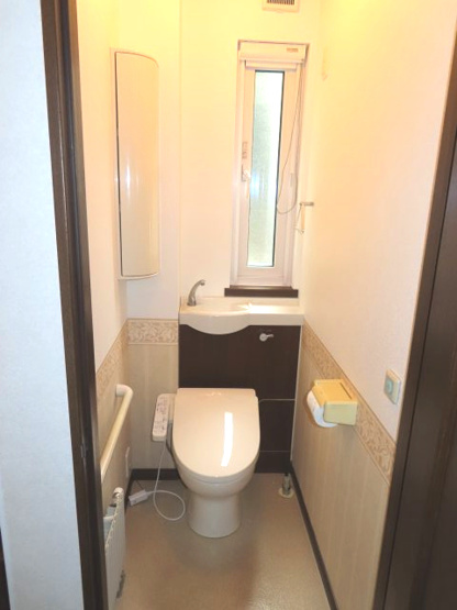 【トイレ】 | 網走市字二ツ岩１８番地１７、１８番地４８　中古売家 外土地１筆　 | １階トイレはパネルヒーターと手洗いが付いてます。