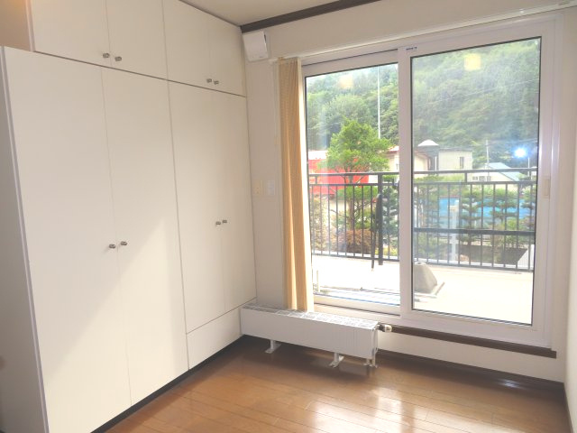 【収納】 | 網走市字二ツ岩１８番地１７、１８番地４８　中古売家 外土地１筆　 | ２階ホール収納