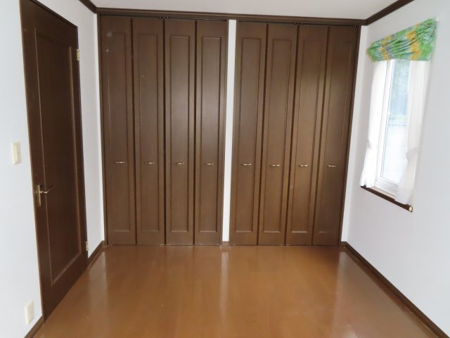 【収納】 | 網走市字二ツ岩１８番地１７、１８番地４８　中古売家 外土地１筆　 | ２階洋室収納