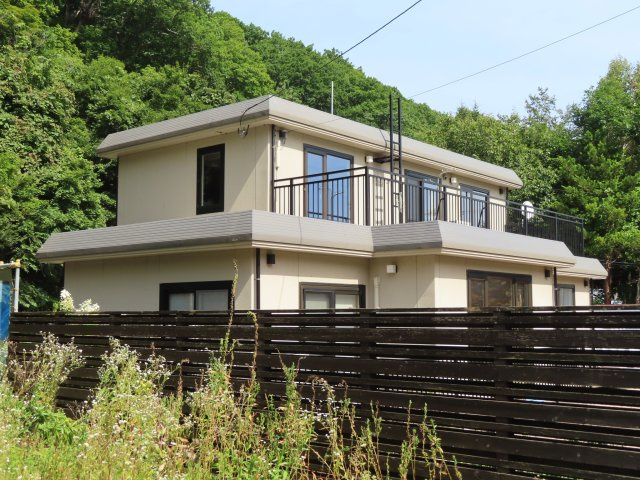 【外観】 | 網走市字二ツ岩１８番地１７、１８番地４８　中古売家 外土地１筆　 | 建物と敷地はフェンスで取り囲まれています。