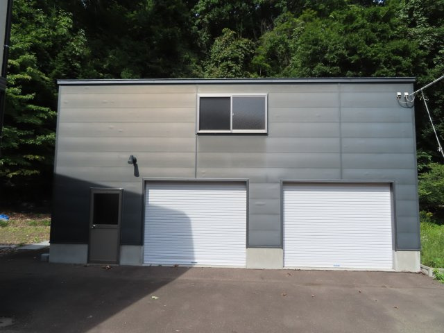 【収納】 | 網走市字二ツ岩１８番地１７、１８番地４８　中古売家 外土地１筆　 | 平成25年築の物置・車庫は電動シャッター式です。床面積は64.51㎡（19.51坪で）あります。