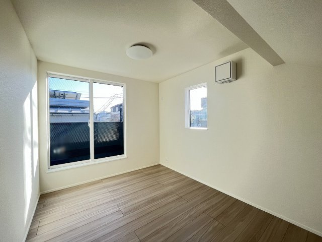 【寝室】 | 西東京市中町5丁目　新築一戸建住宅　全1棟　(保谷店) | 2階6.9帖/落ち着いた色味のクロスとフローリングでほっと一息つける空間。