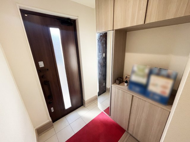 【玄関】 | 西東京市中町5丁目　新築一戸建住宅　全1棟　(保谷店) | シューズボックスには全身鏡が付いており、お出かけ前の身だしなみチェックがスムーズに行えます。