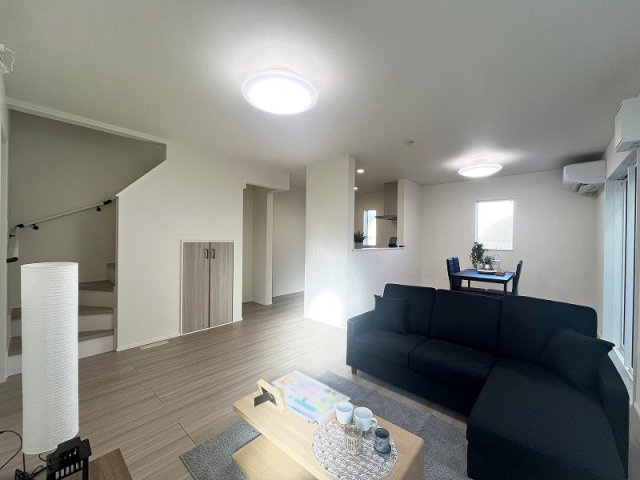 【居間・リビング】 | 西東京市中町5丁目　新築一戸建住宅　全1棟　(保谷店) | 暮らしの中心となるリビングは、ご家族で心地良く過ごせる空間に。