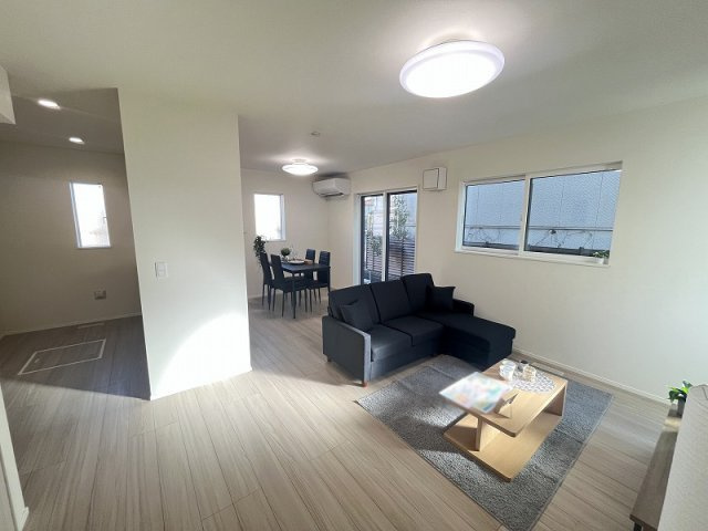 【居間・リビング】 | 西東京市中町5丁目　新築一戸建住宅　全1棟　(保谷店) | 自室へ向かう際にリビングを通るため、ご家族との会話も自然と増えそうです。