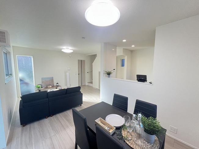 【居間・リビング】 | 西東京市中町5丁目　新築一戸建住宅　全1棟　(保谷店) | 開放的な空間でゆったりとやすらぎに包まれた時をお過ごしください。