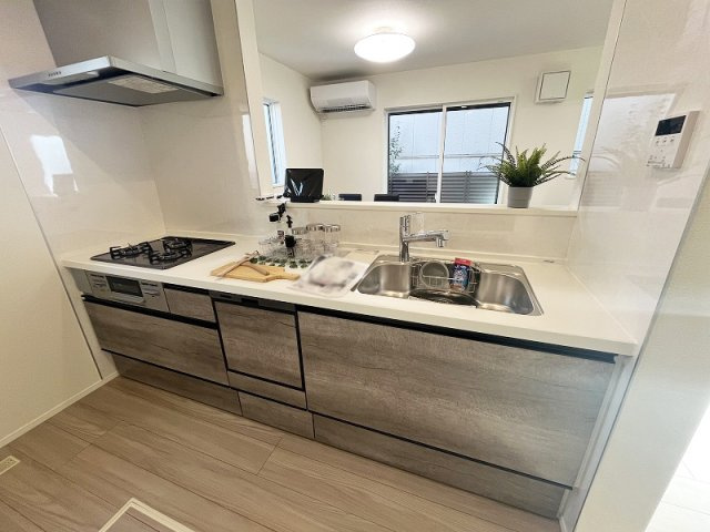 【キッチン】 | 西東京市中町5丁目　新築一戸建住宅　全1棟　(保谷店) | 食洗機、浄水器一体型水栓付のシステムキッチン