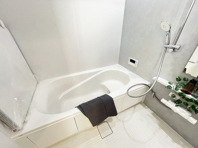 【浴室】 | 西東京市中町5丁目　新築一戸建住宅　全1棟　(保谷店) | 1日の疲れを癒す広々としたバスルーム。浴室乾燥機が備わり、防カビ対策や雨の日のお洗濯にも活躍いたします。