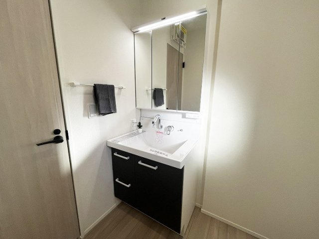 【独立洗面台】 | 西東京市中町5丁目　新築一戸建住宅　全1棟　(保谷店) | 洗面台には大きく見やすい三面鏡が付いているので、身支度がスムーズに行えます。