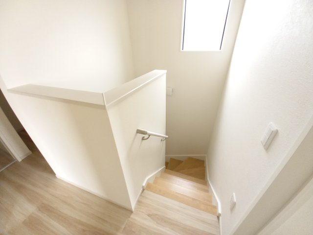 水戸市河和田11期の内装|階段です。手すりがあるので安心。