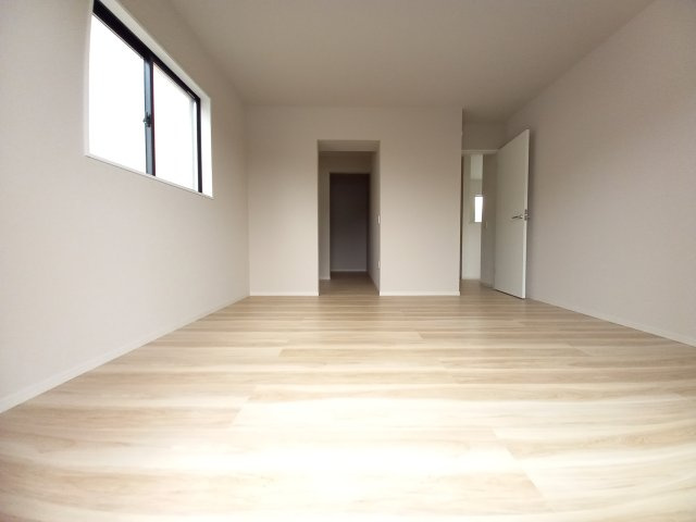 水戸市河和田11期の洋室|明るい洋室です。採光・通風が良く毎朝気持ち良く起床ができ・・日中も日差しが降り注ぐ～暖かいお部屋です