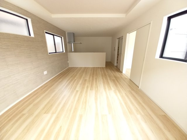 水戸市河和田11期の居間・リビング|同施工リビングの写真です。大きな窓があり陽射しが差し込みます。お子様の目を離すことなく片付け・お料理ができ安心です～♪