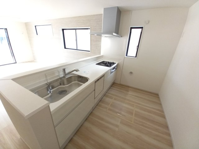 水戸市河和田11期のキッチン|広々システムキッチンでお料理しやすいです