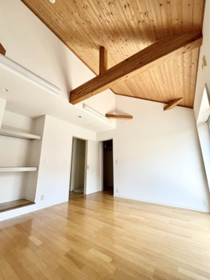 【洋室】 | 逗子小坪2丁目戸建 | 約6.2帖の洋室。
約3.1帖＋約3.1帖の間取りに変更可能です。