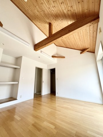 【洋室】 | 逗子小坪2丁目戸建 | 約6.2帖の洋室。
約3.1帖＋約3.1帖の間取りに変更可能です。