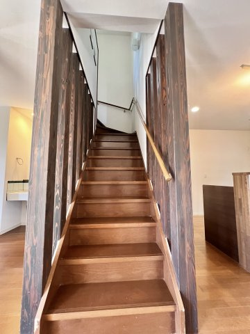 【その他】 | 逗子小坪2丁目戸建 | 2階へ続く階段です。