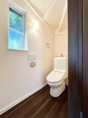 【トイレ】 | 逗子小坪2丁目戸建 | 1階トイレ。温水洗浄便座付。