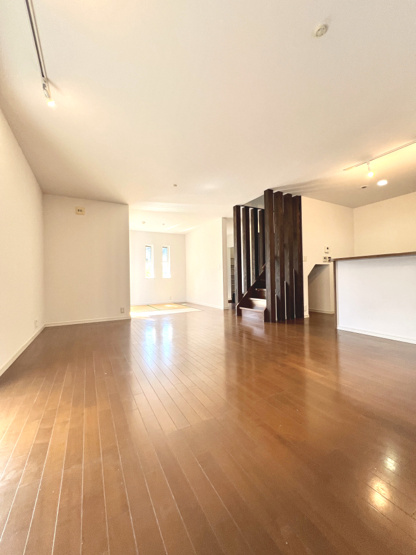 【居間・リビング】 | 逗子小坪2丁目戸建 | LDK別角度