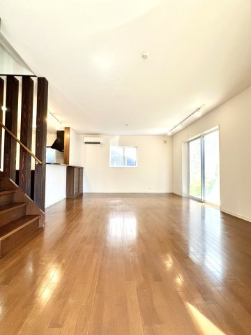 【居間・リビング】 | 逗子小坪2丁目戸建 | 約18.9帖の広々リビングです。