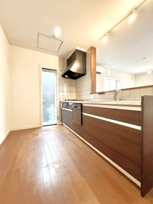 【キッチン】 | 逗子小坪2丁目戸建 | 3口ガスコンロ・食器洗乾燥機付のシステムキッチンです。