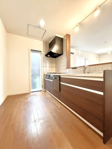 【キッチン】 | 逗子小坪2丁目戸建 | 3口ガスコンロ・食器洗乾燥機付のシステムキッチンです。