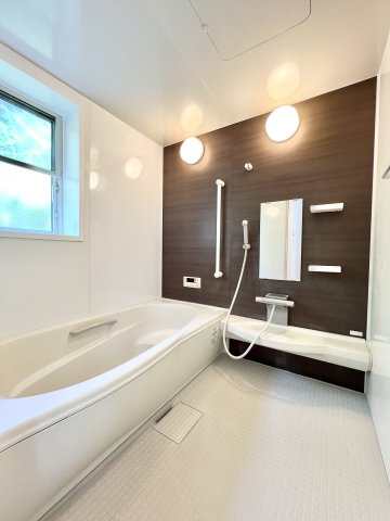【浴室】 | 逗子小坪2丁目戸建 | 窓付のユニットバスです。