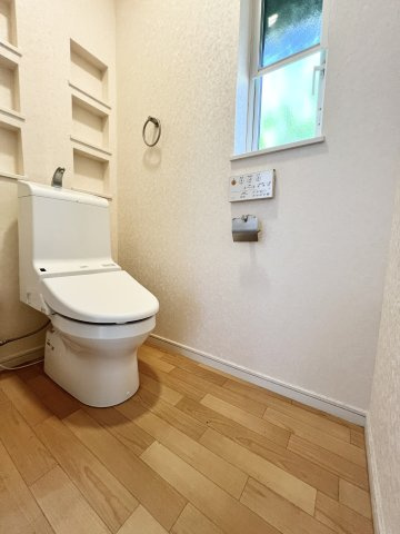 【トイレ】 | 逗子小坪2丁目戸建 | 2階トイレ。温水洗浄便座付。