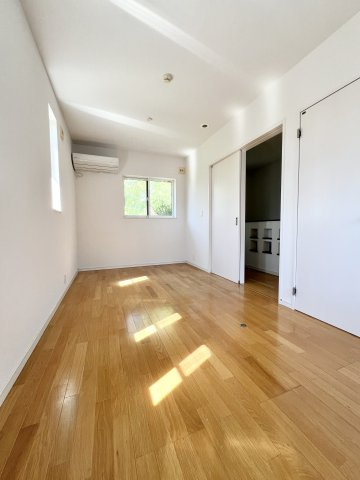 【寝室】 | 逗子小坪2丁目戸建 | 約7.6帖の洋室。
約4.4帖＋約3.2帖の間取りに変更可能です。