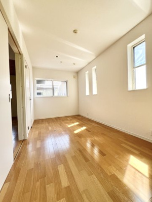 【子供部屋】 | 逗子小坪2丁目戸建 | 約7.6帖の洋室別角度