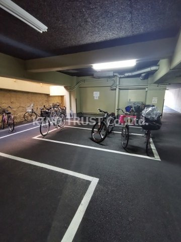 クーランデール天神橋の駐車場|駐車スペースもあります