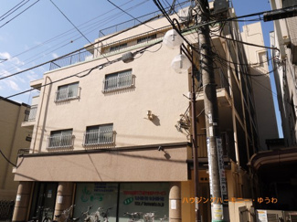 【外観】 | モダンでスタイリッシュな印象を与えるベージュを基調とした外観。