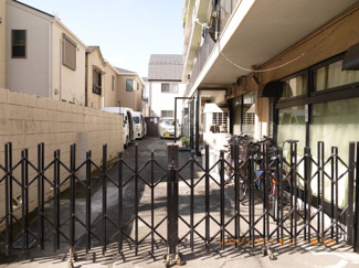 【その他共用部分】 | 外部からの侵入が出来ないように柵を設けていますので、安心して、駐輪が可能です。