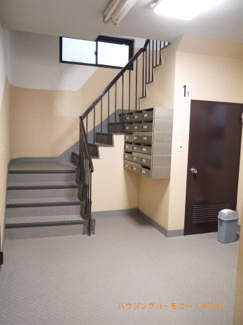 【その他共用部分】 | エレベーターもそうですが、共用階段も幅広いタイプがあるので、緊急時は安全です。