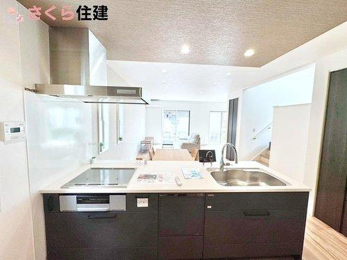 タマタウン　駅南町　1号棟のキッチン|IHクッキングヒーターのため料理あとのお掃除も楽々！空気もきれいでうれしい♪