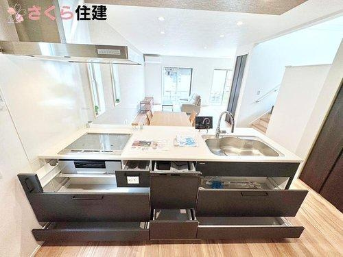 タマタウン　駅南町　1号棟のキッチン|キッチン下収納は奥まで引き出せるので、大きく屈まなくても楽に必要なものがパッと取り出せます！！