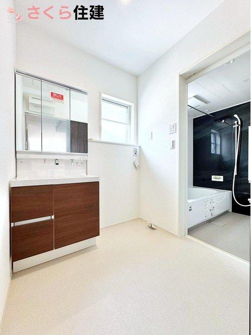 タマタウン　駅南町　1号棟の洗面所|3面ミラーの後ろは収納スペースを完備。生活感のあるものは隠して、スッキリシンプルな洗面台に！