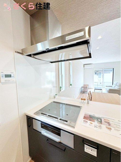 タマタウン　駅南町　1号棟のキッチン|IHクッキングヒーターは火を使わないので、やけどの心配も少なくお子様とも料理を楽しめます！！