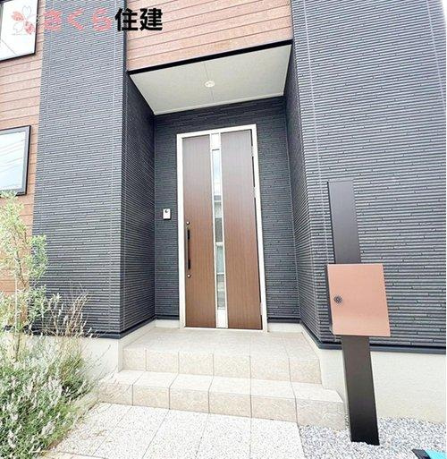 タマタウン　駅南町　1号棟の玄関|玄関扉はピッキング対策に優れる２ロック機構が標準装備。日中不在がちでも玄関ドアが家を守るセキュリティ