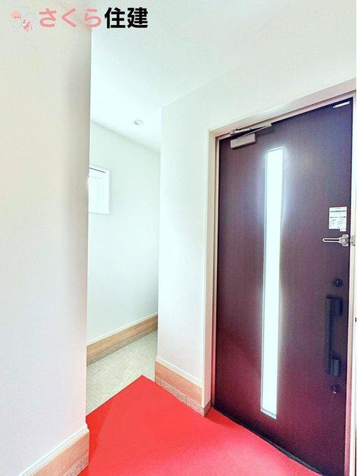 タマタウン　駅南町　1号棟の玄関|玄関横にシューズインクローク付き！ベビーカーや三輪車を置いても余裕の広さです！