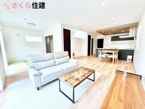 タマタウン　駅南町　1号棟の居間・リビング|優しい雰囲気のナチュラルな床材でどんな家具にもマッチします！部屋全体が明るい雰囲気に♪