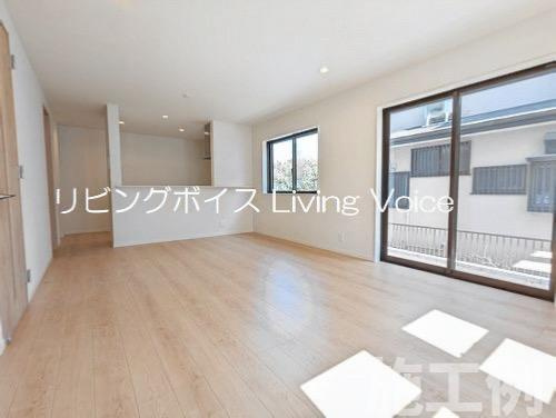【居間・リビング】 | 【仲介手数料０円】横浜市緑区東本郷5丁目　新築一戸建て | 横浜市緑区東本郷5丁目　新築一戸建て