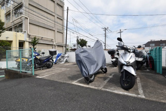 【駐車場】 | バイク置き場。空き区画の有無や駐輪料金、サイズおよび排気量規定などについては、改めてお問い合わせください。～即日のご見学可能～　お問合せはお気軽にどうぞ。